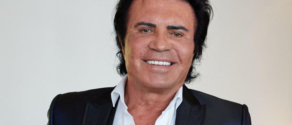 Der Schlagersänger Costa Cordalis posiert im Mai 2014 in Hamburg bei einem Pressetermin zur Vorstellung seiner Autobiografie "Der Himmel muss warten".