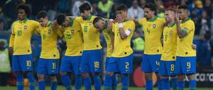 Brasiliens Spieler während des Elfmterschießens gegen Paraguay. 