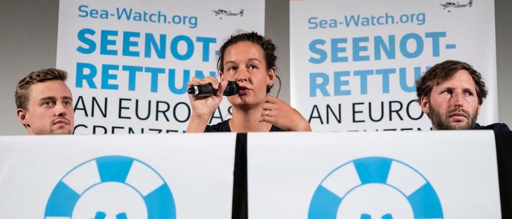 Die Sea-Watch Sprecher Marie Naaß (Mitte) und Ruben Neugebauer (rechts) auf der Pressekonferenz am Dienstag in Berlin.