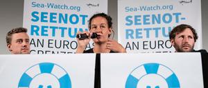 Die Sea-Watch Sprecher Marie Naaß (Mitte) und Ruben Neugebauer (rechts) auf der Pressekonferenz am Dienstag in Berlin.