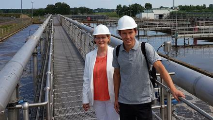 Werksleiterin Barbara Hütter und der Wissenschaftler Daniel Sauter auf dem Klärwerksgelände in Schönerlinde.