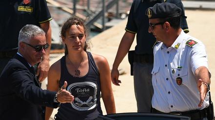 Carola Rackete im sizilianischen Porto Empedocle, in das sie von Lampedusa aus gebracht wurde.