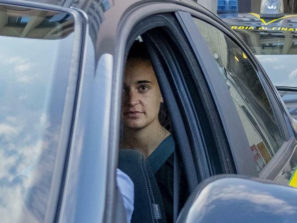 Carola Rackete nach dem Erscheinen vor einem Richter in Agrigento.