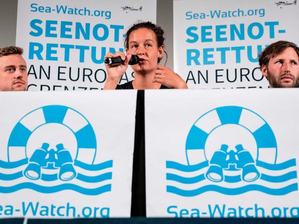 Ruben Neugebauer (rechts) von Sea-Watch auf der dienstäglichen Pressekonferenz in Berlin.