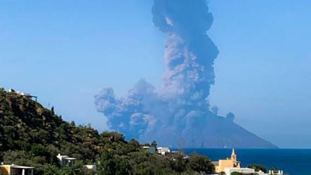 Der Ausbruch des Vulkans Stromboli fotografiert von der Nachbarinsel Panarea.