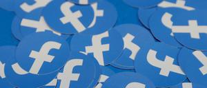 Sticker mit dem Logo von Facebook. 