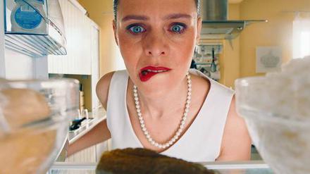 Saure Gurken-Zeit. Nadja (Margarita Breitkreiz) arbeitet zwar für einen Milliardär, aber hat nie was im Kühlschrank.