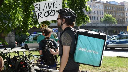 Demo von Essenskurieren in Berlin: "Wir werden beide von Deliveroo ausgebeutet.“  