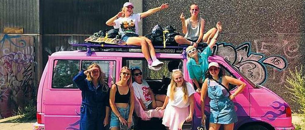 Girl Gang. Die Skate-Gruppe fährt mit ihrem Bus durchs Land.