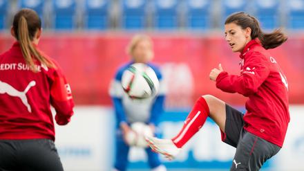 Die verunglückte Schweizer Fußballerin Florijana Ismaili (rechts) beim Training.