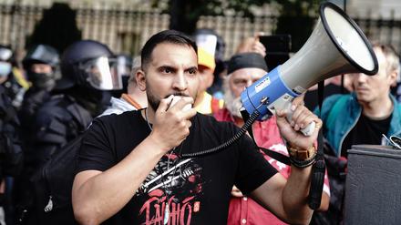 Vegan-Koch Attila Hildmann spricht vor der russischen Botschaft in Unter den Linden bei einer Demonstration gegen die Corona-Maßnahmen. (Archivbild)