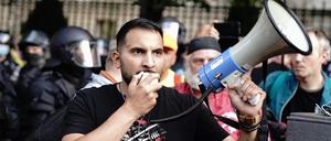 Vegan-Koch Attila Hildmann spricht vor der russischen Botschaft in Unter den Linden bei einer Demonstration gegen die Corona-Maßnahmen. (Archivbild)