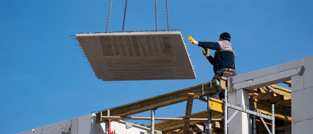 25.02.2019, Hamburg: Ein Mann arbeitet auf einer Baustelle, auf der 182 günstige Wohnungen entstehen sollen. (Zu dpa «Studie: Konjunktur am Bau verliert an Schwung - Preise steigen weiter») Foto: Daniel Reinhardt/dpa +++ dpa-Bildfunk +++