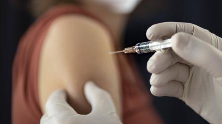  Thema: Impfung. Hand mit Spritze vor einem Oberarm Bonn Deutschland *** subject vaccination hand with syringe in front of an upper arm Bonn Germany Copyright: xUtexGrabowsky/photothek.netx