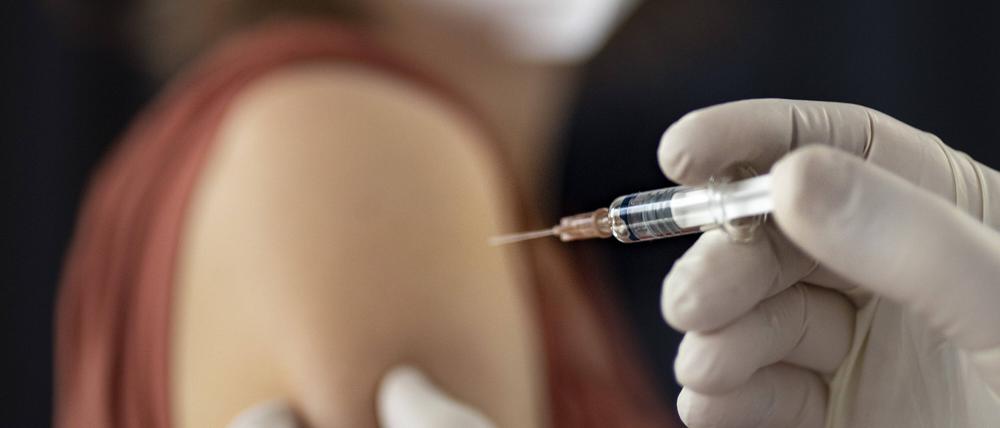 Thema: Impfung. Hand mit Spritze vor einem Oberarm Bonn Deutschland *** subject vaccination hand with syringe in front of an upper arm Bonn Germany Copyright: xUtexGrabowsky/photothek.netx