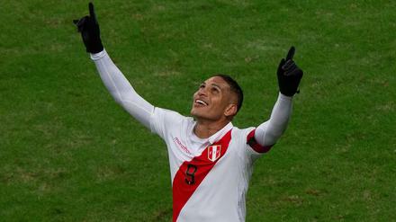 Dem Himmel sei Dank. Ex-Bundesliga-Profi Paolo Guerrero steht mit Peru im Finale der Copa América.
