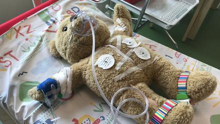 Der Teddy auf dem OP. Mit einem Spielzimmer als OP lernen die kleinen Patienten, was sie im Neuen Kinderkrankenhaus von Helsinki erwartet.