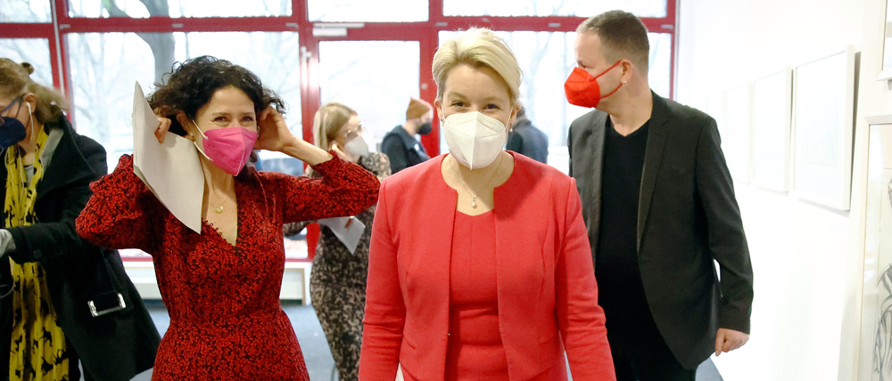 Bettina Jarasch (Grüne), Franziska Giffey (SPD) und Klaus Lederer (Linke) verlassen eine Pressekonferenz nach einer weiteren Runde der rot-grün-roten Koalitionsverhandlungen im Land Berlin.