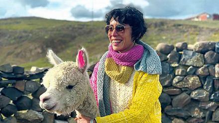 Schau mir in die Augen. Marisa Fuentes mit einem Alpaka in den Anden.