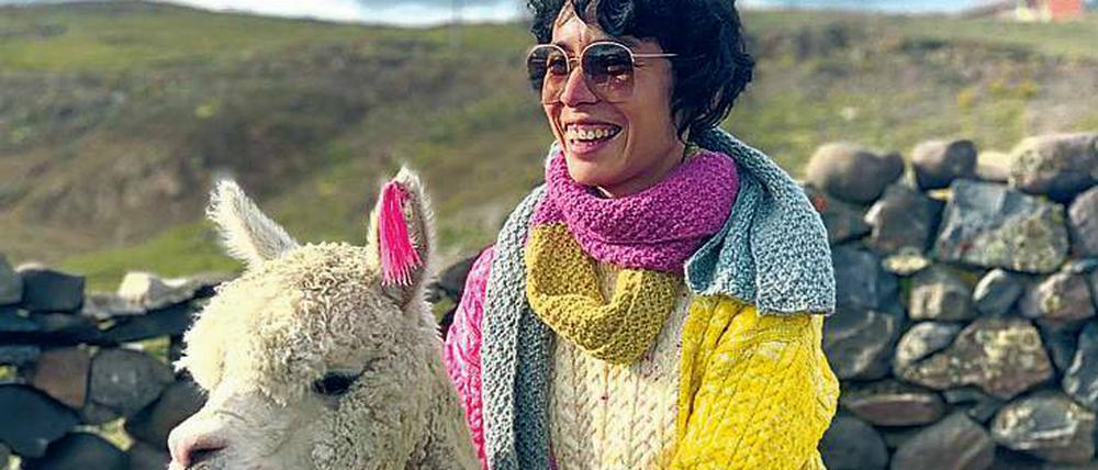 Schau mir in die Augen. Marisa Fuentes mit einem Alpaka in den Anden.