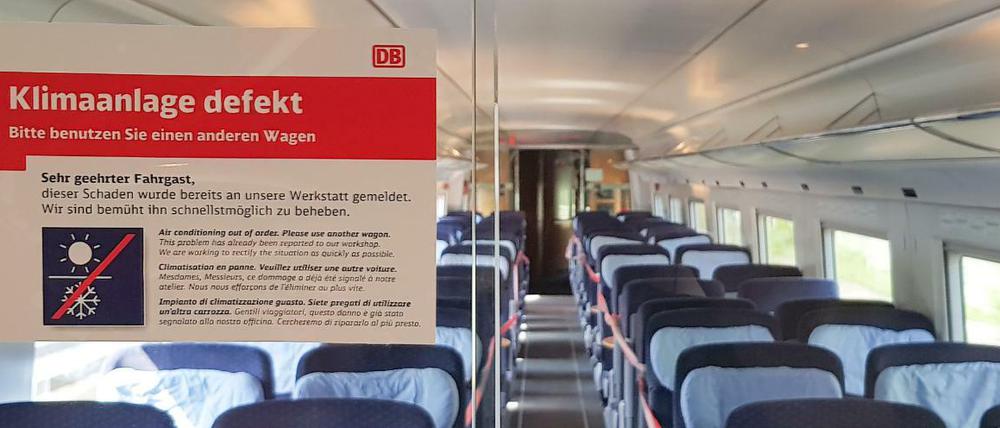 Ein Schild weist auf die defekte Klimaanlage im ICE 1636 von Berlin nach Frankfurt/Main hin.