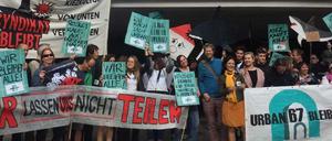 Am Mittwoch protestierten Anwohner für ihre Häuser und gegen den Kauf durch Rocket Internet.