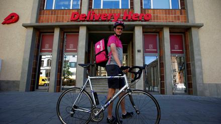Ein Essenslieferant vor dem Hauptquartier von Delivery Hero in Berlin.