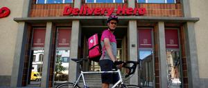 Ein Essenslieferant vor dem Hauptquartier von Delivery Hero in Berlin.