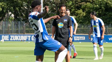 Trainingsauftakt Hertha BSC. Trainer Ante Covic beobachtet Jordan Torunarigha.