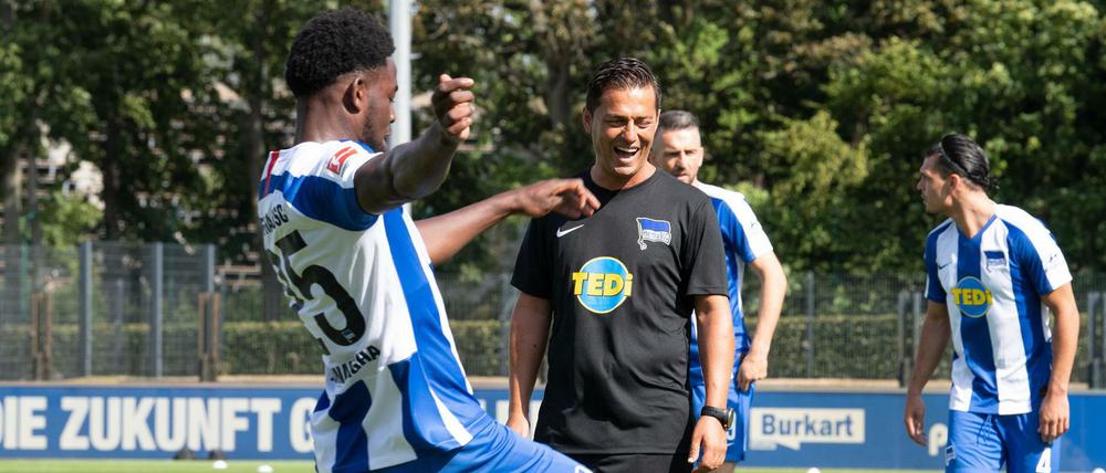 Trainingsauftakt Hertha BSC. Trainer Ante Covic beobachtet Jordan Torunarigha.