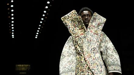 Christoph Rumpf präsentiert in Berlin einen Anzug aus einem alten Teppich.