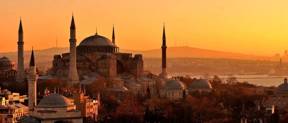 Es legen wieder Kreuzfahrtschiffe in der größten türkischen Stadt an. Die Deutschen sind ganz vorne bei den Besucherzahlen.