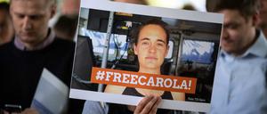 Demonstranten halten ein „Free Carola“-Schild bei einer MAhnwache in Köln für die Kapitänin der „Sea Watch 3“ hoch.
