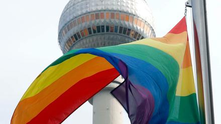 Die Regenbogenfahne vor Fernsehturm in Berlin.