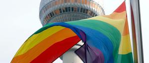 Die Regenbogenfahne vor Fernsehturm in Berlin.