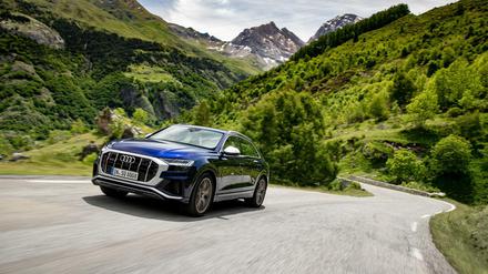 Ab in die Berge. Die 435 PS des Audi SQ8 bügeln auch steilere Strecken glatt.