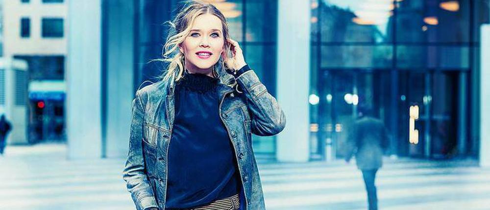 Marlene Dietrich am Telefon. Laura Karasek, 37, Tochter des 2015 verstorbenen Literatur- und Kinokritikers Hellmuth Karasek. Jura-Studium, Arbeit als Rechtsanwältin. Mit dem Liebesroman „Verspielte Jahre“ 2012 Debüt als Schriftstellerin. Heute startet ihr Talk „Zart am Limit“ (ZDFneo, 22 Uhr 15), am Dienstag das Format „7 Töchter“ (Vox, 20 Uhr 15).Foto: ZDF