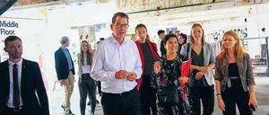 Bundesentwicklungsminister Gerd Müller (CSU) wirbt beim Messerundgang für den "Grünen Knopf".