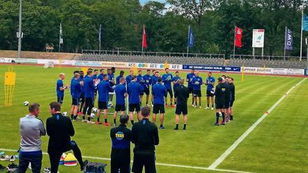 Gruppenbild der Dame. Hertha übt jetzt im Brandenburgischen.