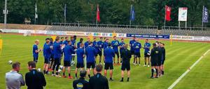 Gruppenbild der Dame. Hertha übt jetzt im Brandenburgischen. 