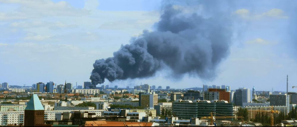 Am Donnerstagmittag haben ein Container und eine Lagerhalle auf dem Gelände des Dong Xuan Centers Feuer gefangen.