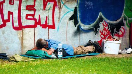 Menschen, die auf der Straße leben, finden im Sommer kaum Abkühlung.