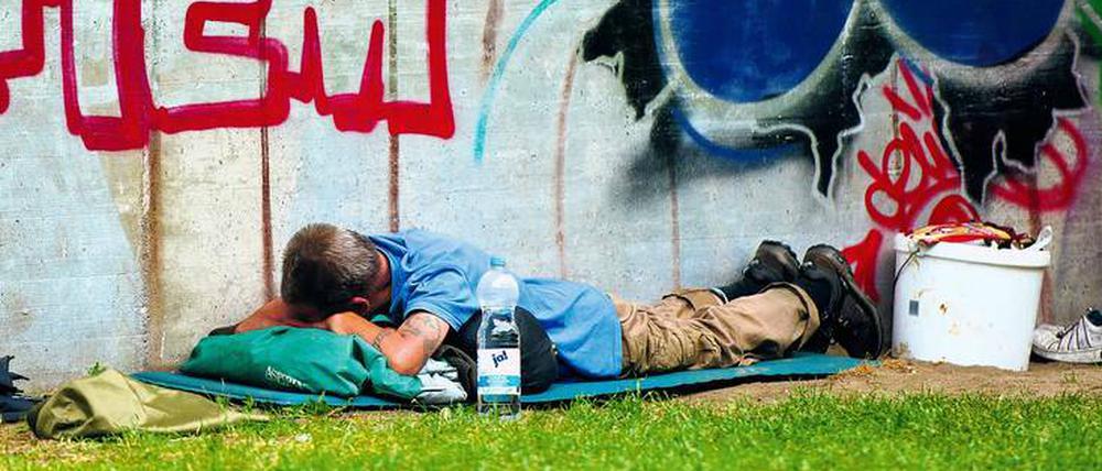 Menschen, die auf der Straße leben, finden im Sommer kaum Abkühlung.