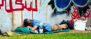 Menschen, die auf der Straße leben, finden im Sommer kaum Abkühlung.