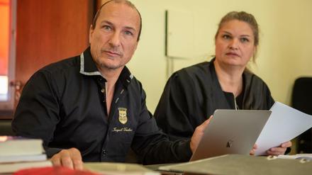 Der Angeklagte Peter Fitzek sitzt neben seiner Anwältin Christin Konrad. Er nennt sich selbst "König von Deutschland"
