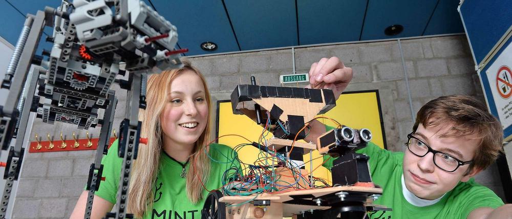 Einfach mal ausprobieren. MINTgrün-Studierende der TU Berlin bauen im Projektlab einen Roboter.