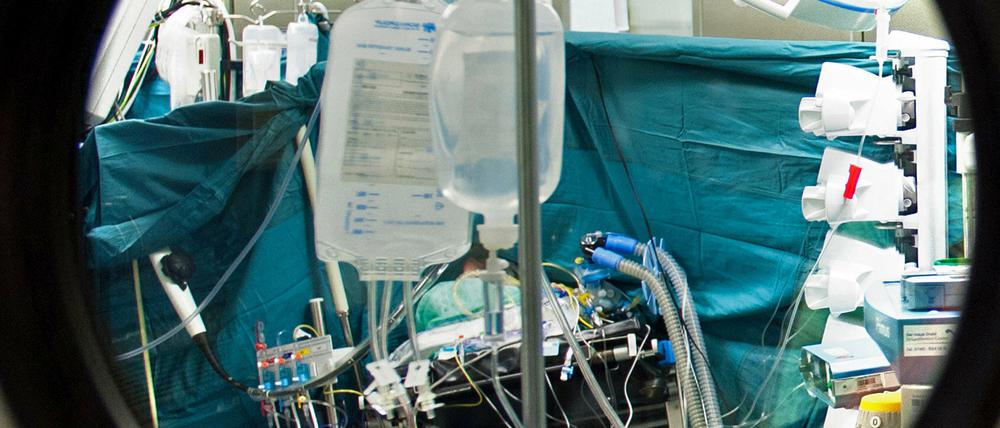Blick in den OP-Saal: Chirurgen haben Querschnittgelähmten zu mehr Bewegungsfreiheit verholfen.