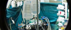 Blick in den OP-Saal: Chirurgen haben Querschnittgelähmten zu mehr Bewegungsfreiheit verholfen.