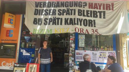 Ladenbetreiberin Zekiye Tunc vor ihrem Spätkauf in der Oranienstraße in Kreuzberg.