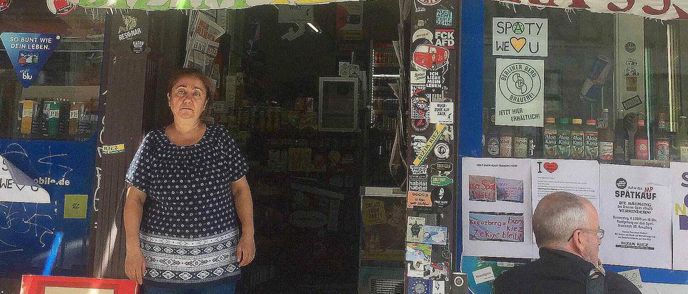 Ladenbetreiberin Zekiye Tunc vor ihrem Spätkauf in der Oranienstraße in Kreuzberg.